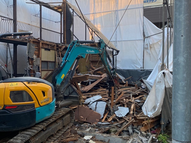 埼玉県越谷市瓦曾根の木造2階建て家屋解体工事中の様子です。
